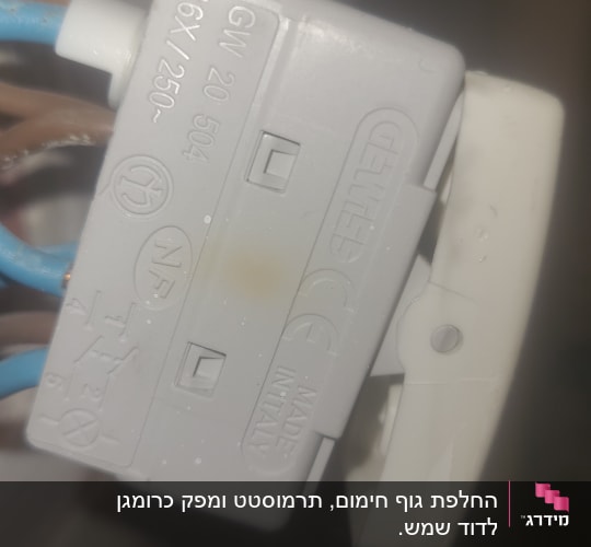 חיבורי חוטים למתג חשמלי עם תוויות